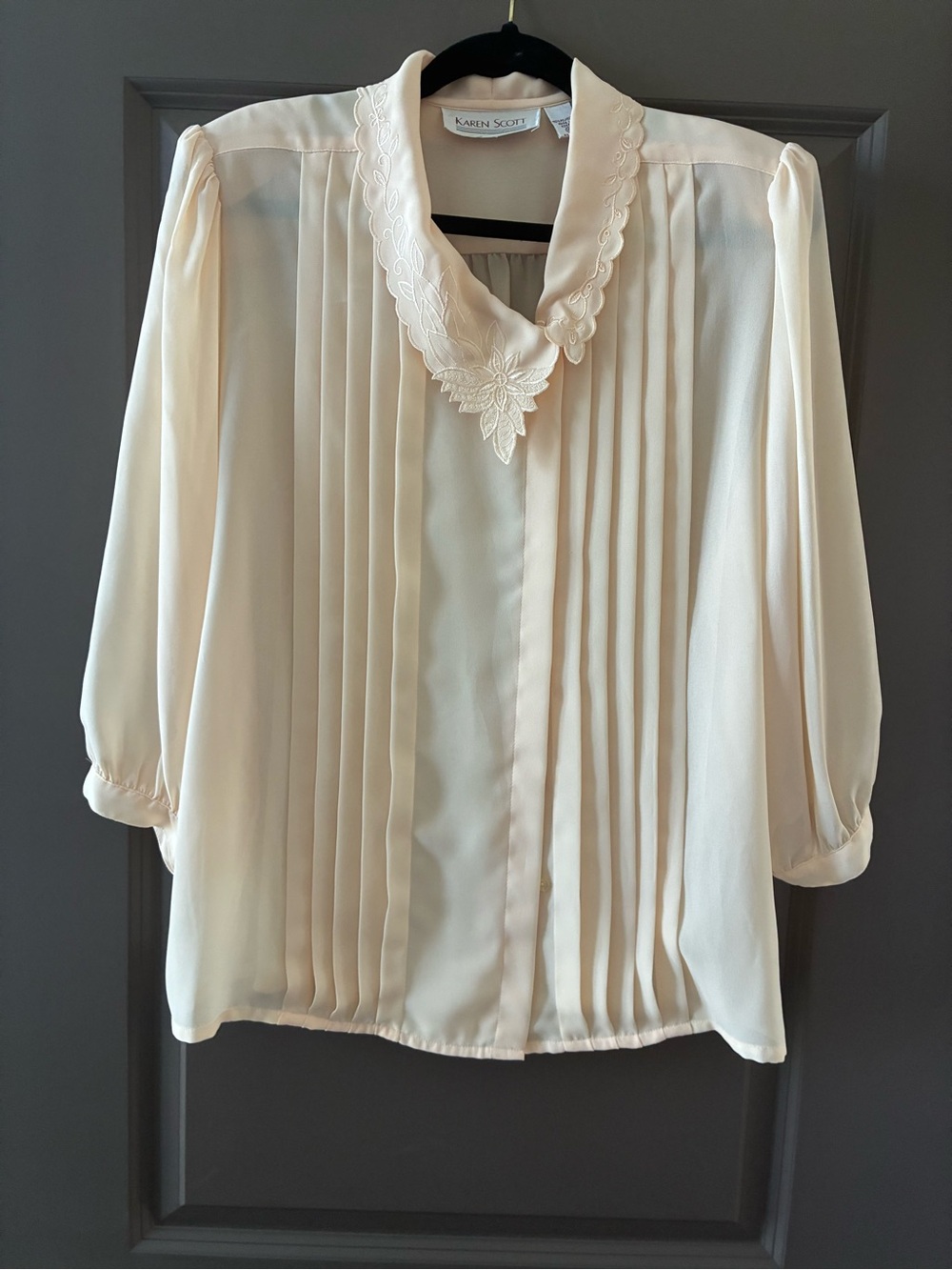 90’s Vintage Karen Scott Cream Pleated Blouse with Embroidered Collar
